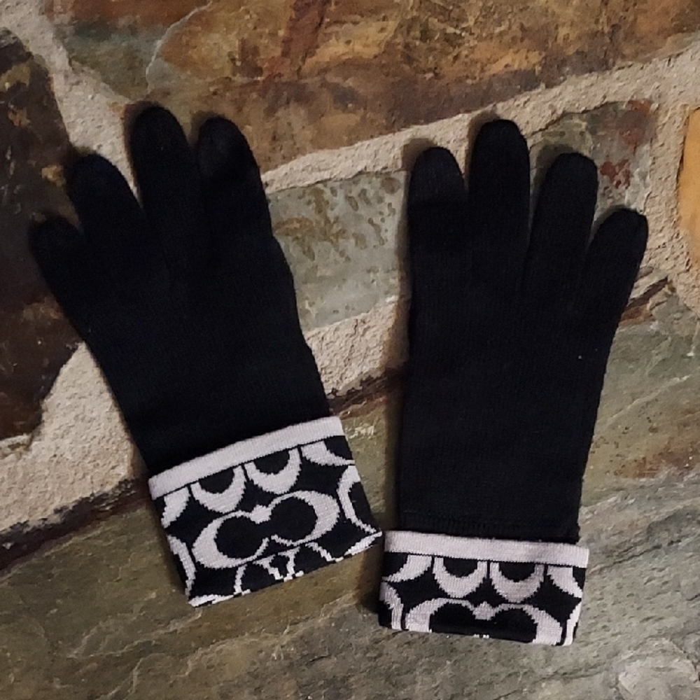 Black and White Patterned Beanie and Gloves Set - Picture 3 of 12